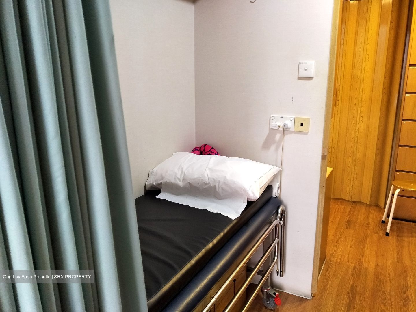Mount Elizabeth Hospital (D9), Retail #487205601